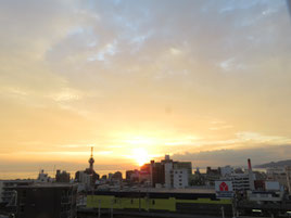 別府湾から昇る朝日