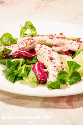 Rosiger Adventskalender im Hexenrosengarten - Rosiges Hähnchenfilet auf Blattsalaten in Himbeer-Dressing