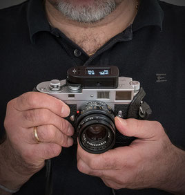 Die Leica M2 mit dem neuen KEKS M-Meter in Händen. Foto: bonnescape.de
