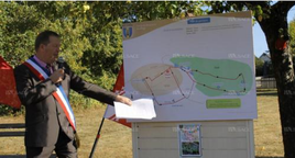 Le maire, Patrick Clory, montrant sur le plan le tracé du sentier du patrimoine inauguré à l’occasion des journées européennes. Photos L’Alsace/C.H