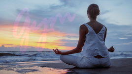 Frau meditiert im Sonnenuntergang am Strand – Symbol für mentale Stärke, innere Balance und ganzheitliches Gesundheitstraining