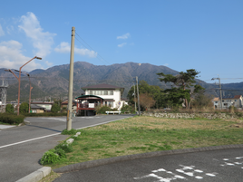 近江舞子駅前から見る釈迦岳・ヤケオ山