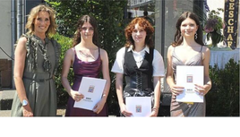 Die Klassenbesten: (von links) Schulleiterin Doris Bechold mit den Klassenbesten Alexa Kraus, Leonie Schaubert und Mariia Opanasenko. © Foto: Marise Moniac