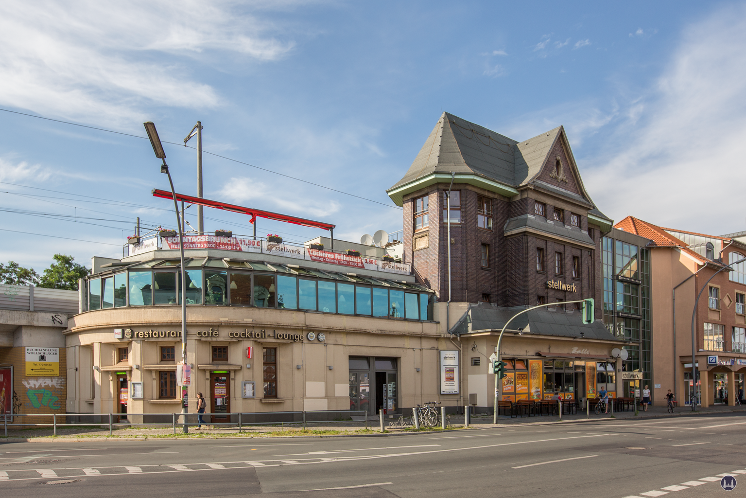 Stellwerk und Bahnhof Lichterfelde Ost.