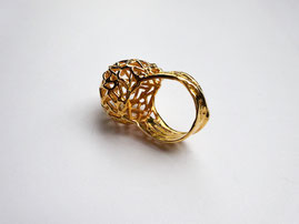 Bague dorée très ajourée vue par dessous.