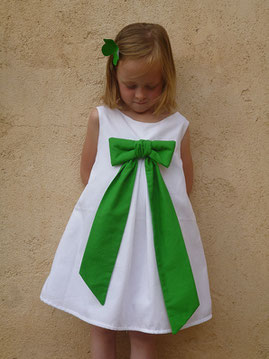 Robe de cortège blanche à pli creux et noeud de couleur