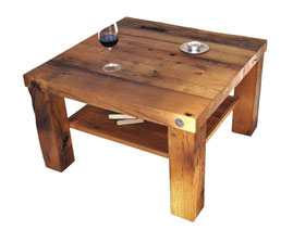„Dämmerfels“ Couchtisch aus antikem Eichenholz mit moderner, geradliniger Form.