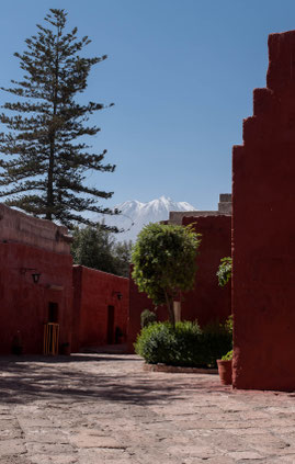 Kloster Santa Cataline mit Vulkan Chachani