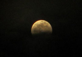 ①やっと雲がきれ月が見えた時にはだいぶ欠けていました。
