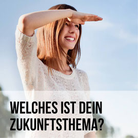 Frau, die in die Ferne schaut