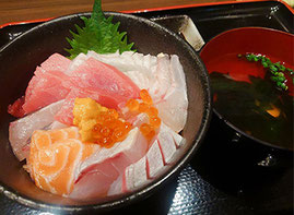大きい刺身が乗った海鮮丼