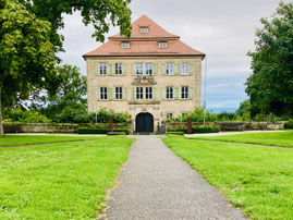 Elegantes Schloss Atzelsberg in Erlangen: Perfekte Location mit Schlossgarten für Hochzeiten und Firmenevents, umgeben von historischer Pracht und grüner Idylle
