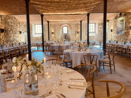 DJ-Setup mit Lautsprechern und DJ-Pult bei einer Hochzeit auf Schloss Eyrichshof.