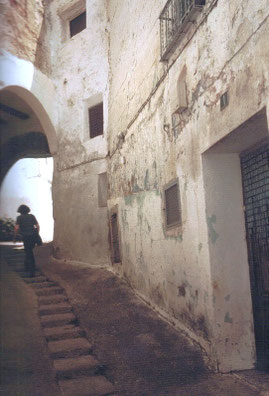 Su casco histórico destaca precisamente por la impronta que dejaron los pueblos que lo habitaron. Entre sus monumentos cabe reseñar la Torrecilla, de origen islámico construida sobre un asentamiento ibérico. 