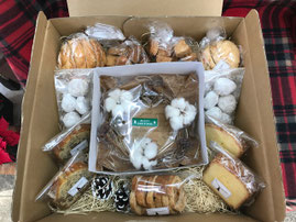 XmasコラボBOX ￥3000（焼菓子11個）高さ17㎝ 幅32㎝