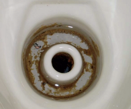 トイレ男子小便器の尿石汚れの落とし方