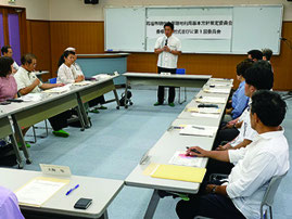 市役所跡地利用に関する基本方針の策定委員会が開かれた=8日午後、健康福祉センター