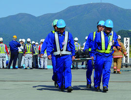 石垣空港で航空機事故を想定した訓練を行った=24日、石垣空港