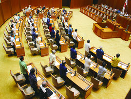 臨時会では与党系会派が提出した議案が賛成多数で可決された=28日、県議会