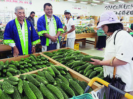 島産ゴーヤーが1本58円で販売された=8日午前、ゆらてぃく市場