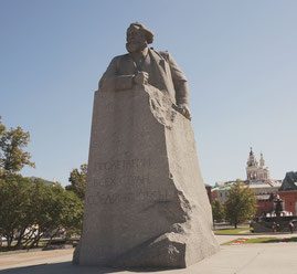 モスクワのマルクス像。建物の向こうが「赤の広場」。