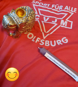 Ein Elefant und eine Kerze als Danke für Manfred Wille für die Organsiation des angenehmen und interessanten Besuchs der Justizvollzugsanstalt