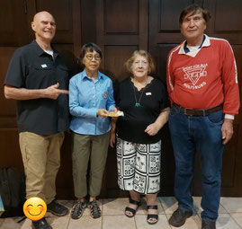 Glenn Pfaff (von links), Yaovapa Ratanasopa und Ginger Green vom internationalen Rotary-Club freuen sich mit Manfred Wille über das gespendete Geld