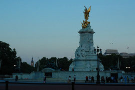 ヴィクトリア女王記念碑。小さく見えるビックベン。