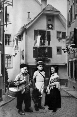 Robert, Cäsar und Emma Zimmer, im Hintergrund das Haus Zimmer, 1915. Foto: zvg