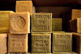 Ces pains de savon de Marseille pèsent 600 grammes. L’huile d’olive représente 72% de sa composition.