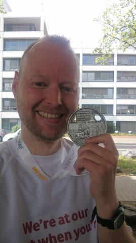 Finisher-Medaille beim Düsseldorf Marathon 2015