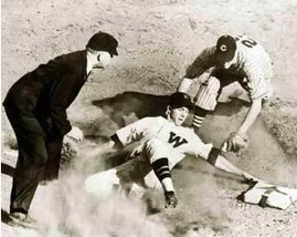 Nella foto una chiamata in terza base dell'umpire George Moriarty