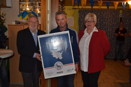 von links nach rechts: Eddy Münch vom Schleswig-Holsteinischen Fussballverband mit Oliver Maaßen ( Fussballobmann ) und Ulrike Harder ( Ehrenamtsbeauftragte vom Kreisfussballverband Rendsburg-Eckernförde )