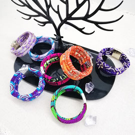 présentation de 7 bracelets fait avec des rangs de pagnes colorés