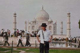 The founder, Nobol Akiyama in front of Taj Mahal in India.