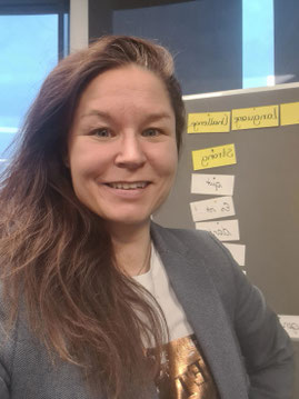 Birgit Allerstorfer als Moderatorin in einem Workshop.