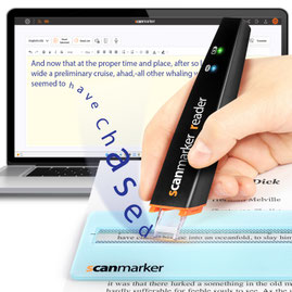 Hand hält Scanmarker Reader, einen Scannerstift, über einem Text auf einem Blatt Papier vor einem Laptopbildschirm