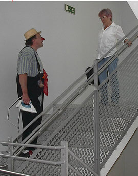 Clinik Clown trifft Klinikbesucher im Treppenhaus