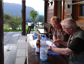 K. Schönfuß (re.) im Fachgespräch mit dem jetzigen Besitzer der originalen Knobloch-Chronik, Knoblochs Enkel, in Berchtesgaden