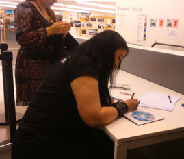 Rhianna Pratchett firmando