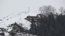 La croce e il rifugio invernale del Pian Cavallone