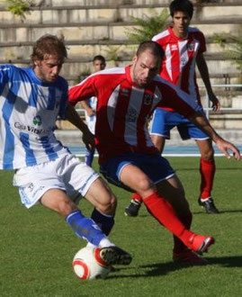 Ander Lekue y Javi Antón pelean por el balón, con Pablo Paredes al fondo. Los tres futbolistas han vestido las dos camisetas. Foto: Jose Montes.