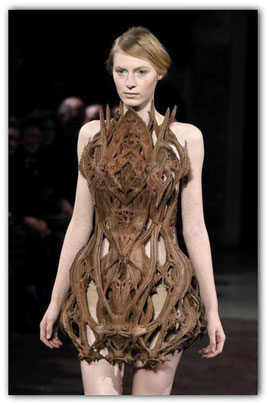 Iris Van Herpen Space Attack | Freaky Fashion Week Style der Superlative | Hot Port Life & Style | 30+ Style Blog