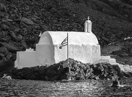 Kapelle am Nordrand der unwirtlichen Insel Palea Kameni inmitten der Caldera von Santorini. Foto: Klaus Schoerner