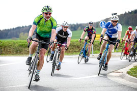 Ulli Löffler (vorne links im grünen Trikot) bei der diesjährigen Tour d‘Energie 2023.