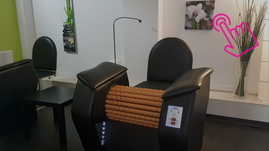 Rollenmassagerät in modernem Studio – zur Unterstützung beim Abnehmen, zur Hautstraffung und Anregung der Durchblutung.