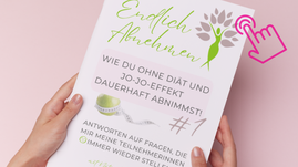 Person hält Infobroschüre mit dem Titel „Endlich abnehmen – wie du ohne Diät und Jo-Jo-Effekt dauerhaft abnimmst“ vor rosa Hintergrund.