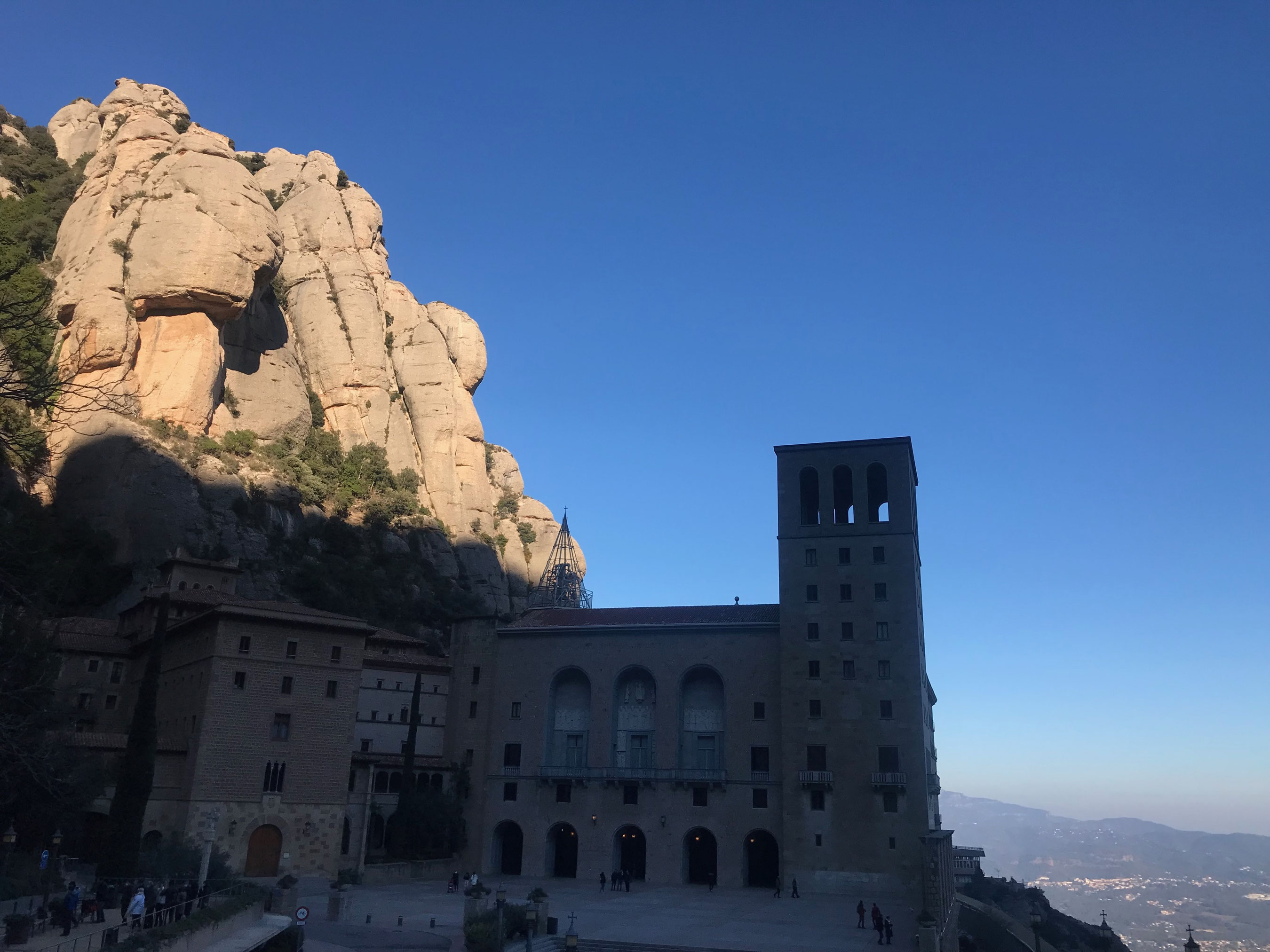 Il monastero di Montserrat ai piedi delle montagne, Catalogna