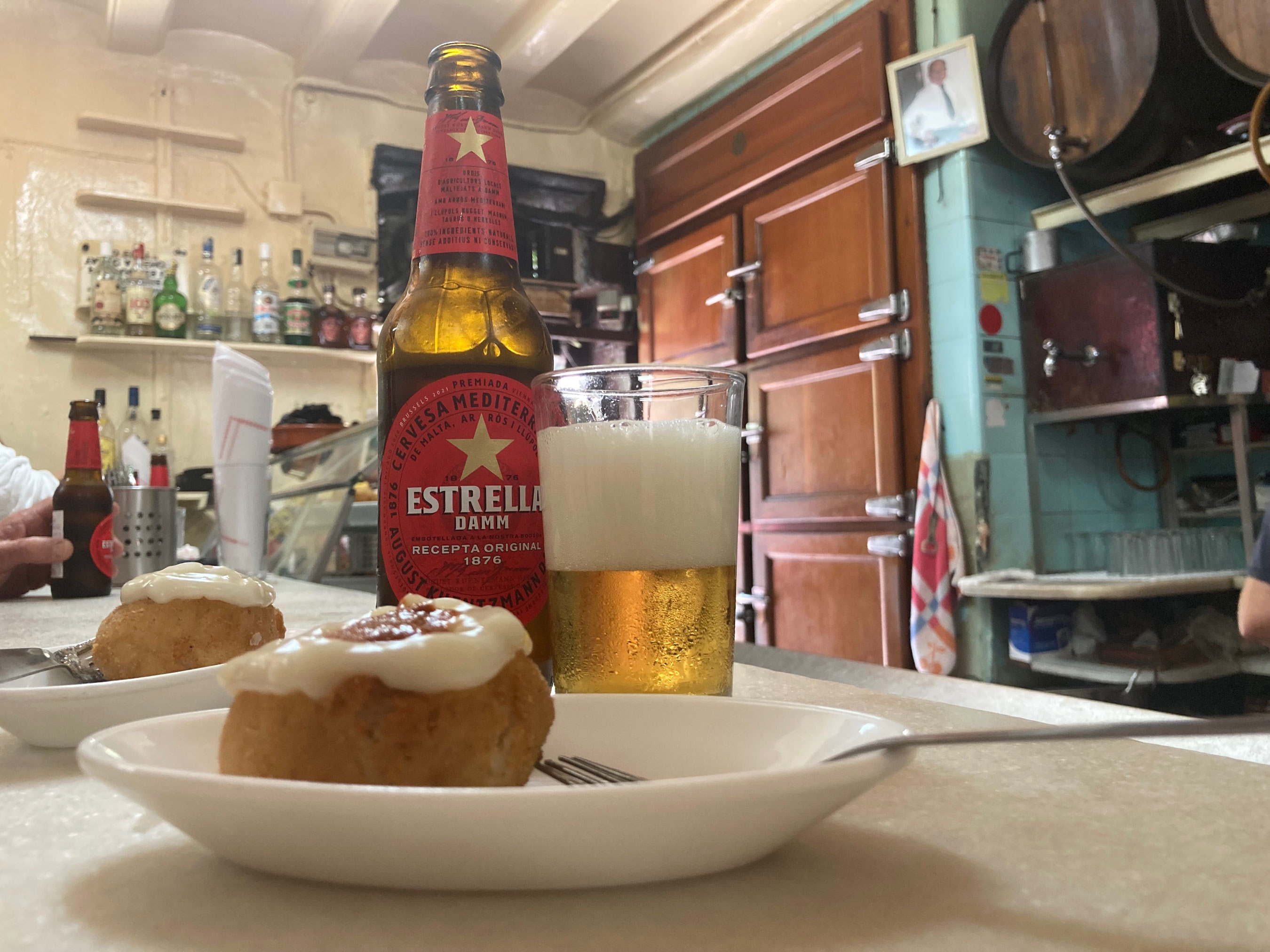 Tapas e birra sul bancone di un bar tradizionale di Barcellona