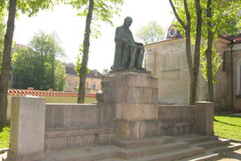 Juozapas Montvila. Lietuvos visuomenės veikėjas, bankininkas, filantropas. 1931m. skverelyje tarp Trakų ir Pranciškonų gatvių pastatytas paminklas / Lithuanian activist, banker, philantropist. Monument between Trakų and Pranciškonų street (photo G.Burba)